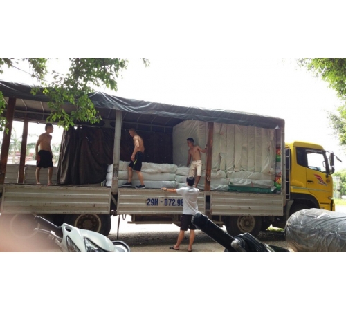 nhân viên cho nệm lên xe