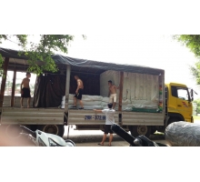 nhân viên cho nệm lên xe